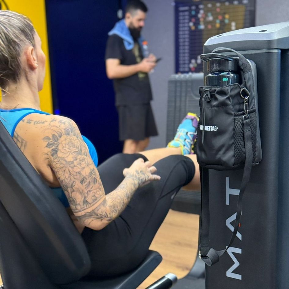 MAGNET 🧲 BAG+® - El bolso magnético que transforma cualquier maquina de entrenamiento en tu soporte de hidratación y objetos personales! 🎒💪🏻